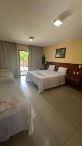 弗雷谢拉斯Sol e Mar - AP 05 - Be Summer的酒店客房设有两张床和窗户。
