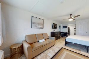 巴拿马城海滩Ambassador C5的客厅配有沙发和1张床