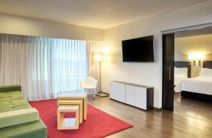 萨卡特卡斯萨卡特卡斯节日酒店的酒店客房,配有床和电视