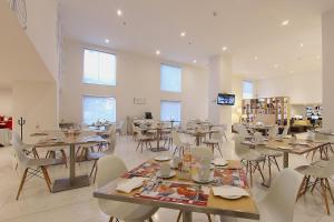墨西哥城瑙卡尔潘嘉年华酒店的用餐室设有桌椅和窗户。