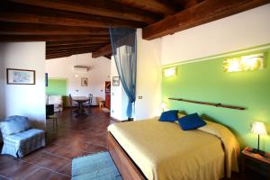 Castel Giuliano阿格里图丽斯莫特努塔蒙特拉瓜迪亚酒店的一间卧室配有一张床,另一间卧室配有桌子