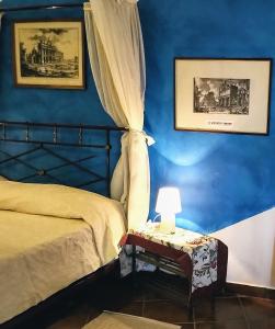 Castel Giuliano阿格里图丽斯莫特努塔蒙特拉瓜迪亚酒店的一间卧室配有一张床和一张带台灯的桌子