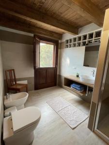 博萨S'Abba Druche rooms的浴室设有2个卫生间和水槽