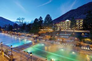 格伦伍德温泉Glenwood Hot Springs Resort的城市里的一个大型水池