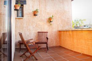 Nohales洛马乡村酒店的庭院设有两把椅子、一张桌子和一扇窗户。