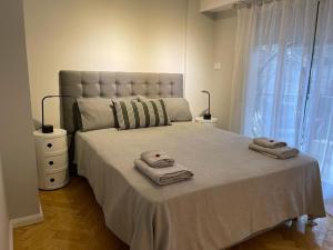 罗萨里奥Departamento Fabuloso的一间卧室配有一张大床和毛巾