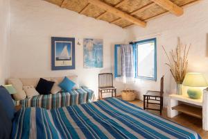 卡布拉斯Limolo Guesthouse的一间卧室配有一张床和一张沙发
