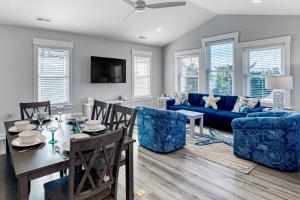 埃文Prickly Pear 723的客厅配有桌子和蓝色沙发
