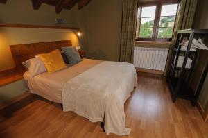 奥尔瓦伊特塞塔Hostal Rural Iratiko Urkixokoa的一间卧室配有一张带黄色枕头的大床