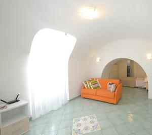 阿马尔菲Campolillo House的客厅里有一个橙色沙发