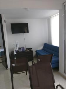 里考尔特Apartamento en Ricaurte的客厅配有蓝色的沙发和桌子