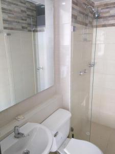 里考尔特Apartamento en Ricaurte的浴室配有卫生间、盥洗盆和淋浴。