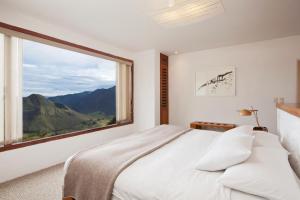 San Antonio火山口乡村民宿的一间卧室设有一张床和一个大窗户