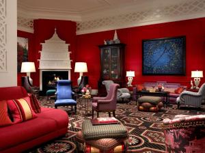 波特兰The Royal Sonesta Portland Downtown的客厅设有红色的墙壁和壁炉