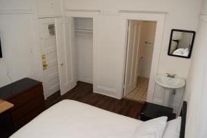 旧金山Hotel Ikon的卧室配有白色的床和水槽