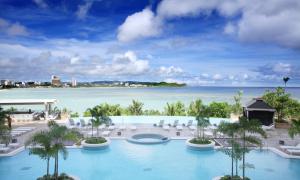 塔穆宁关岛乐天酒店的享有海洋美景。