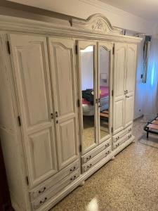 休达Millan Astray的客房内的白色橱柜和镜子