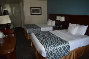 卡纳布Rodeway Inn的酒店客房配有两张床和一张书桌
