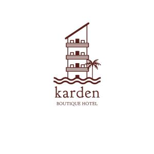 安塔利亚Karden Otel的一座棕榈树和一座建筑的海滨灯塔
