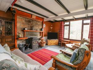 格伦芬南Coire-Dhiubh的带沙发和壁炉的客厅