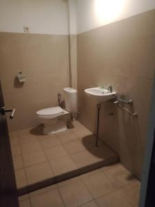 马塔兰安雅宾馆的一间带卫生间和水槽的浴室