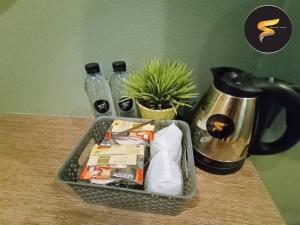 武里南The S Design Hotel的桌上的篮子,带咖啡壶和饮料
