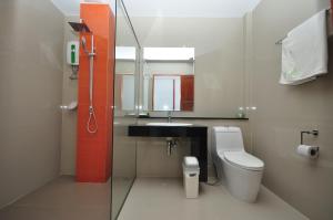 皮皮岛Phi Phi Rimlay Resort的一间带卫生间、水槽和镜子的浴室