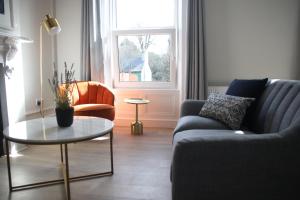 科克Crawford House- ScholarLee Living Apartments的客厅配有沙发和桌子