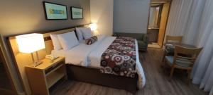 巴西利亚RARIDADE!!! - Flat de Alto Padrão - Excelente Atendimento - Ótimo Preço - Cama King Size - Limpeza Diária Gratuita - Condomínio do Hotel Lets Idea的酒店客房配有一张床、一张书桌和一部电话