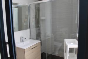 科蒂略Apartamentos Tocororo的带淋浴、盥洗盆和卫生间的浴室