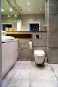 比亚韦斯托克VIP Apartamenty Białystok的浴室配有白色卫生间和盥洗盆。