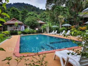 考索Malulee KhaoSok Resort的度假村中央的游泳池