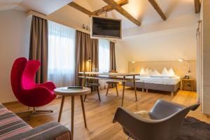格拉弗瑙波斯特韦尔特酒店的酒店客房带一张床、一张桌子和椅子