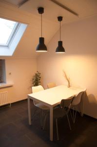 Ter ApelLandzicht 05的一间配备有白色桌椅的用餐室
