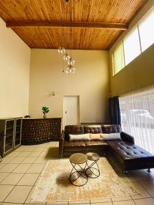 弗里尼欣NamaStay的客厅配有真皮沙发和桌子