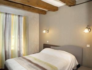 朗热Logis Hôtel Auberge de la Bonde的卧室配有白色的床和窗户。