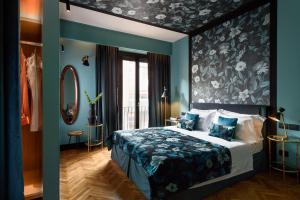 佛罗伦萨维罗纳丛林豪华套房住宿加早餐旅馆的一间卧室配有一张带花卉壁纸的床