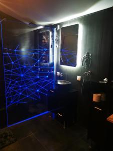 LignéLoft d'amour的暗室里带蓝色灯光的浴室
