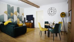 格尔利茨FeWo Zeitreise的客厅配有沙发和桌椅