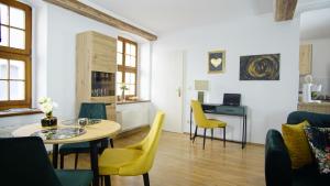 格尔利茨FeWo Zeitreise的客厅配有桌椅和书桌。