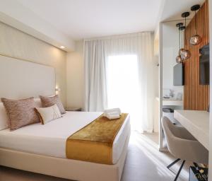 奥尔比亚Double A Luxury Room的一间卧室设有一张大床和一个窗户。