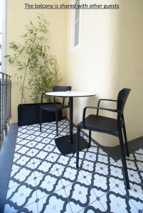萨格勒布Fingerprint Luxury Apartments的地板上配有一张桌子和两把椅子以及一张桌子和椅子