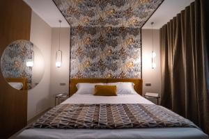卡斯特罗齐耶罗利欧拉酒店的一间卧室配有一张带花卉壁纸的大床