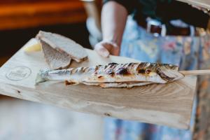 圣沃尔夫冈Das Franzl - Bett & Brot的木板上的一条鱼