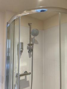 约克Diamonds Lodge near York Hospital的浴室里设有玻璃门淋浴