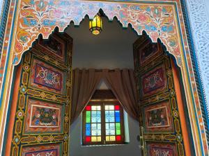 非斯Riad Le Petit Patrimoine De Fés的一间设有窗帘和窗户的房间