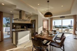 干尼亚Seafront VILLA PELAGIA SUPERB New listing2021的厨房以及带桌椅的用餐室。