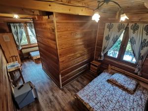 什切尔克uDany Noclegi obok Gondoli的小木屋内一间卧室的顶部景色