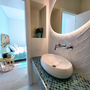埃斯平霍The Shore @ Surf Paradise - Patio Terrasse的一间带水槽和镜子的浴室