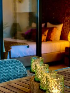 阿尔加德萨Amazing Sea View La Hacienda Alcaidesa Links Golf Beach Resort的一组眼镜坐在桌子上,床上